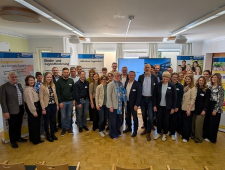 Zogen aus dem Inhouse-Workshop in Paderborn wertvolle Impulse für die anstehende Arbeit: die Mitglieder des Kreisjugendhilfeausschusses und die Verantwortlichen der Paderborner Kreisverwaltung  